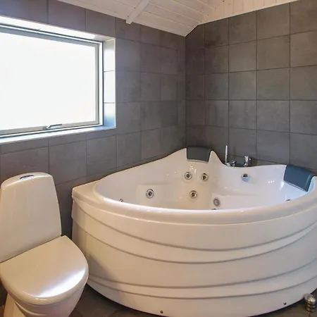 Three-bedroom In Knebel